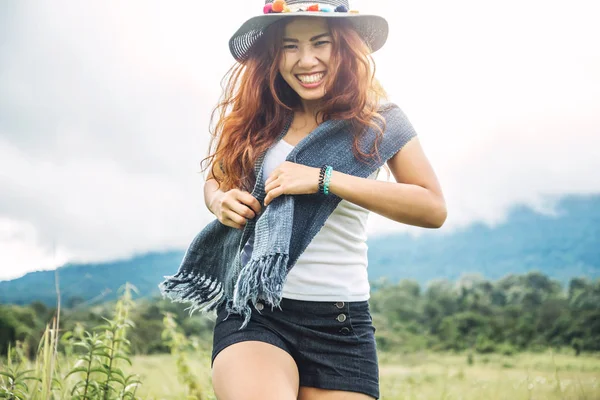 Asiatische Frauen reisen entspannt in den Urlaub. auf einer grünen Weide. — Stockfoto