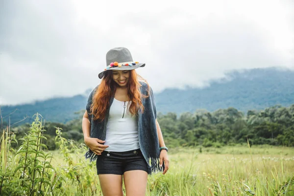 Asiatische Frauen reisen entspannt in den Urlaub. auf einer grünen Weide. — Stockfoto