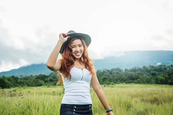 Asiatische Frauen reisen entspannt in den Urlaub. auf einer grünen Weide. — Stockfoto