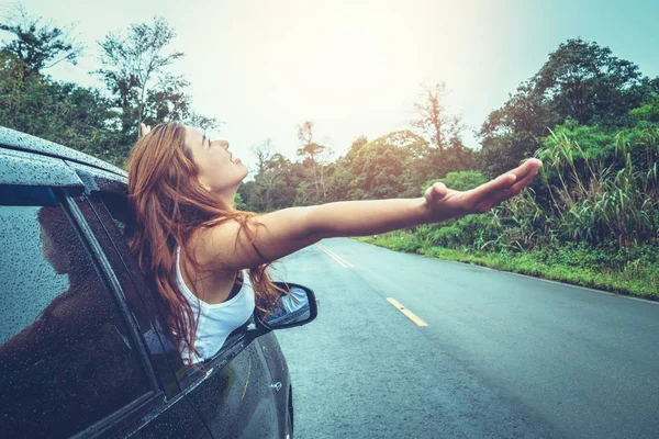 亚洲妇女在假日旅行时放松. 开车经过停车场。 快乐与自然，乡村森林 — 图库照片