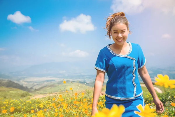 Asiatische Frauen reisen schlafen entspannt. Frauen Hügel Stamm im Bereich der Blumen Kosmos Schwefel. Thailand — Stockfoto