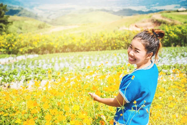 Asiatische Frauen reisen schlafen entspannt. Frauen Hügel Stamm im Bereich der Blumen Kosmos Schwefel. Thailand — Stockfoto