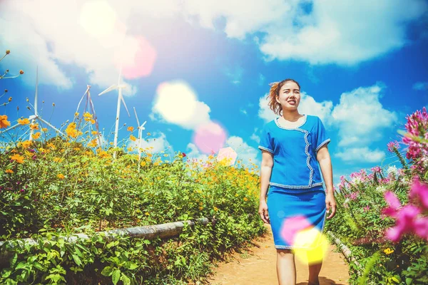 Asiatische Frauen reisen schlafen entspannt. Frauen verkleiden sich Bergvölker. Spaziergang im Blumengarten Kosmos Schwefel. Thailand — Stockfoto