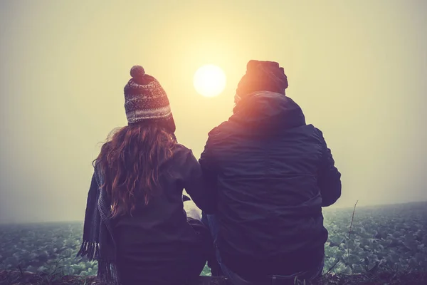 恋人の女性と男性アジア人旅行は休日にリラックスします。山の上で午前中に寒さを得る抱擁スタンド — ストック写真