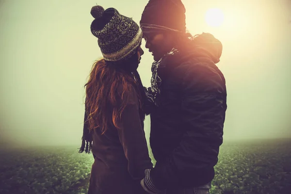 恋人の女性と男性アジア人旅行は休日にリラックスします。山の上で午前中に寒さを得る抱擁スタンド — ストック写真