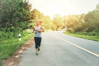 Kadınlar sokakta egzersiz yapar. Doğa parkı. Asyalı kadınlar