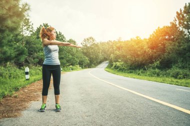 Kadınlar sokakta egzersiz yapar. Doğa parkı. Asyalı kadınlar
