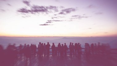 Duvar kağıdı arka planında turistler sabah güneşin doğuşunu, Tayland ve Tropikal ormanlarda fotoğraflıyorlar. Tayland doi-angkhang