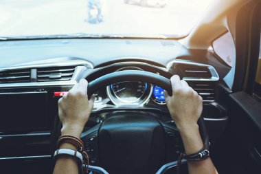 Direksiyonu tutan kadın bir araba tutuyor. Tatilde araba kullan, rahatla. Araba kullanma becerisi.