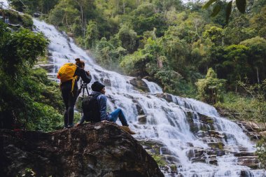 Asyalı çiftler doğada. Seyahat, rahatla. Doğal Dokunuş 'ta dur ve güzel şelaleleri gör. Tayland' daki Chiangmai 'de.