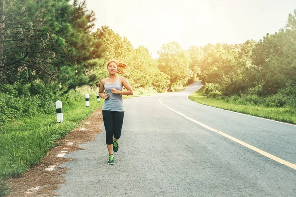 Kadınlar sokakta egzersiz yapar. Doğa parkı. Asyalı kadınlar