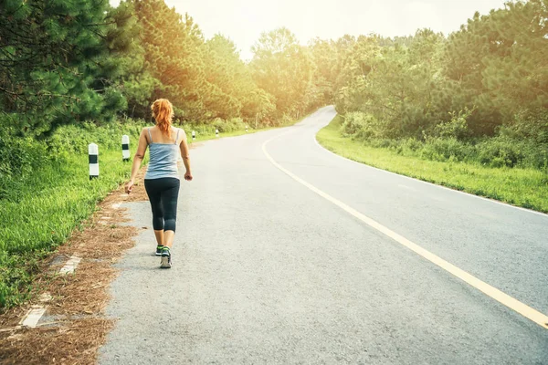 Kadınlar sokakta egzersiz yapar. Doğa parkı. Asyalı kadınlar