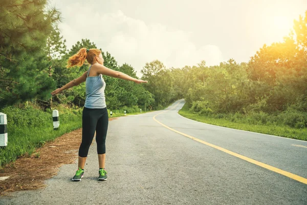 Kadınlar sokakta egzersiz yapar. Doğa parkı. Asyalı kadınlar