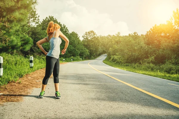 Kadınlar sokakta egzersiz yapar. Doğa parkı. Asyalı kadınlar
