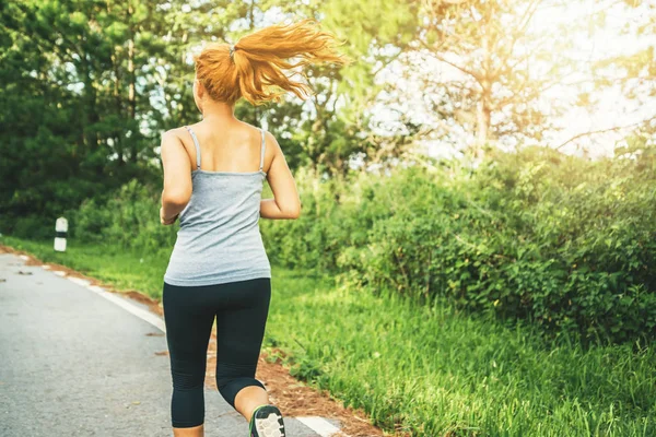 Le donne si allenano per strada. Parco naturale. Donne asiatiche — Foto Stock