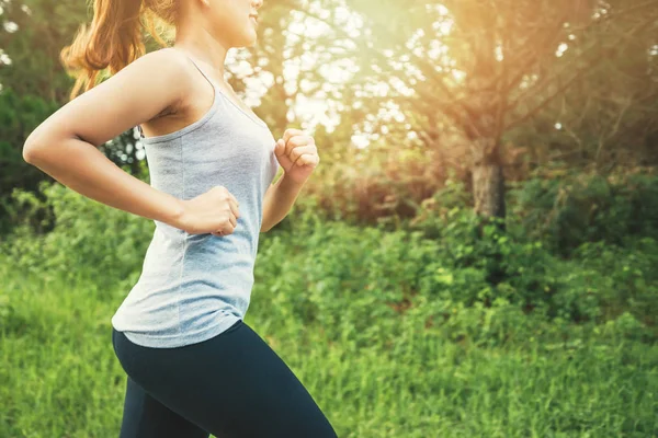 Kadınlar sokakta egzersiz yapar. Doğa parkı. Asyalı kadınlar