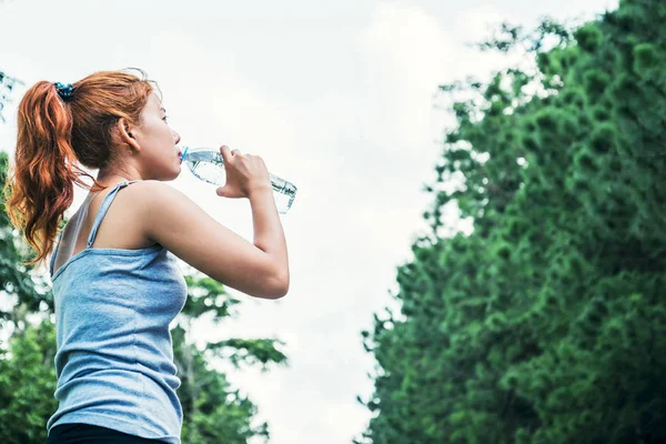 Las mujeres hacen ejercicio en la calle. Parque natural. Beba agua sana. Mujeres asiáticas —  Fotos de Stock