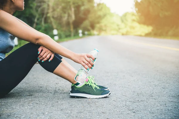 Kadınlar sokakta egzersiz yapar. Doğa parkı. Sağlıklı su için. Asyalı kadınlar