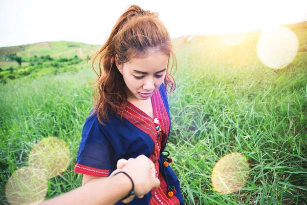 Asiatische Frauen reisen schlafen entspannt. Morgenstimmung Naturwälder, Bergvölker. khaoko thailand — Stockfoto