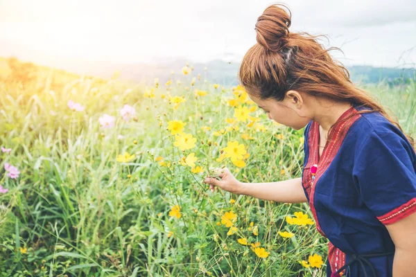 Asiatische Frauen reisen schlafen entspannt. Morgenstimmung Naturwälder, Bergvölker. khaoko thailand — Stockfoto