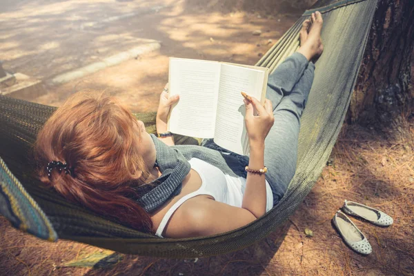 Vrouwen die aan het lezen zijn. In de hangmat. In de natuurlijke sfeer in het park — Stockfoto