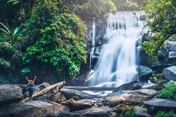 Asyalı gezginler doğayı, ormanları, dağları, şelaleyi gezer.