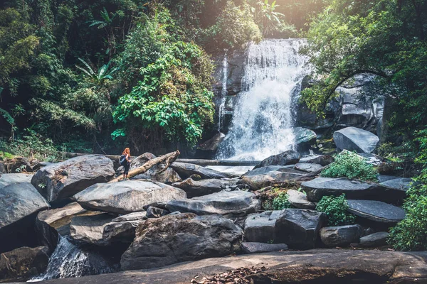 Mujer asia viajeros viajar naturaleza Bosques, montañas, cascada — Foto de Stock