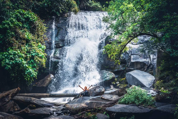 Asyalı gezginler doğayı, ormanları, dağları, şelaleyi gezer.