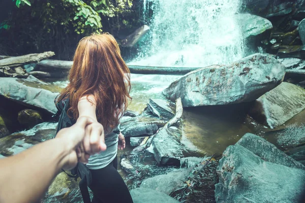 Мужские и женские пары Азия. Ходьба рука путешественников путешествовать природа Леса, горы, водопады — стоковое фото