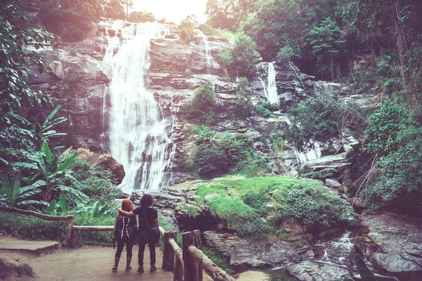 Casais de homens e mulheres Ásia viajantes viagem natureza Florestas, montanhas, cachoeiras — Fotografia de Stock