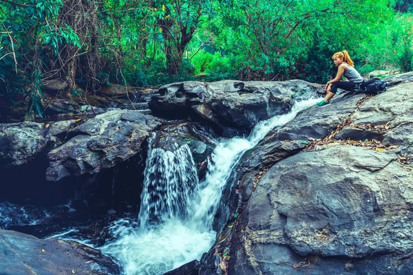 Asyalı gezginler doğayı, ormanları, dağları, şelaleyi gezer.