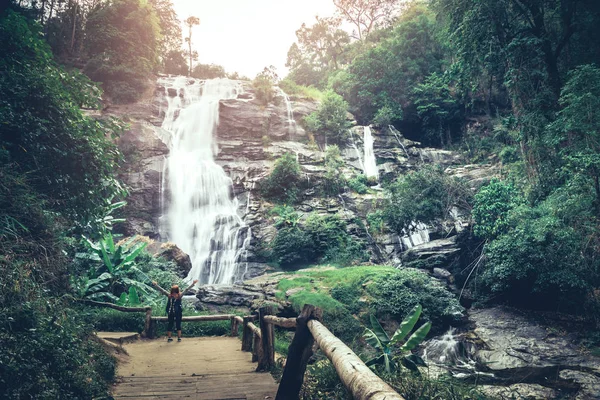 亚洲妇女旅行者旅行大自然森林，高山，瀑布 — 图库照片