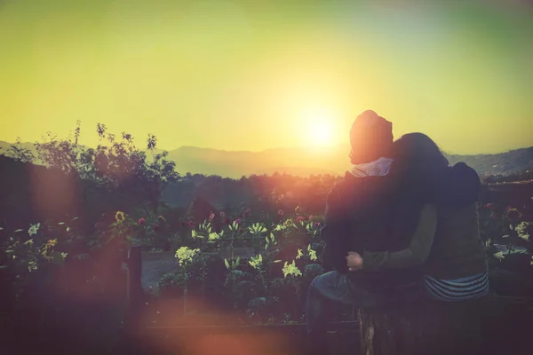 Fondo natural Amantes de las parejas. El sol sale por la mañana en la montaña . — Foto de Stock