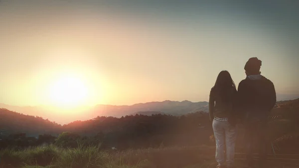 Naturlig bakgrund Par älskare. Solen går upp på morgonen på berget. — Stockfoto