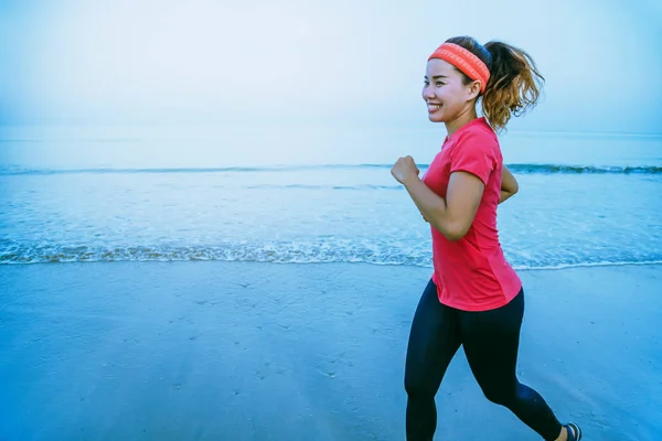 Allenamento di jogging femminile sulla spiaggia al mattino. Rilassati con la passeggiata sul mare. in estate — Foto Stock