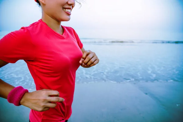 Allenamento di jogging femminile sulla spiaggia al mattino. Rilassati con la passeggiata sul mare. in estate — Foto Stock