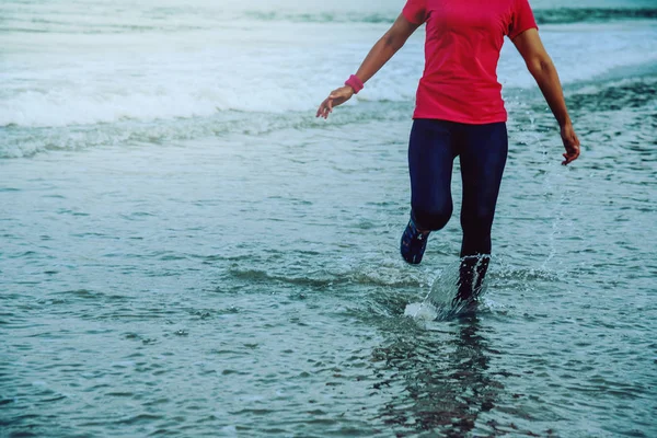 Allenamento di jogging femminile sulla spiaggia al mattino. Rilassati con la passeggiata sul mare. in estate — Foto Stock