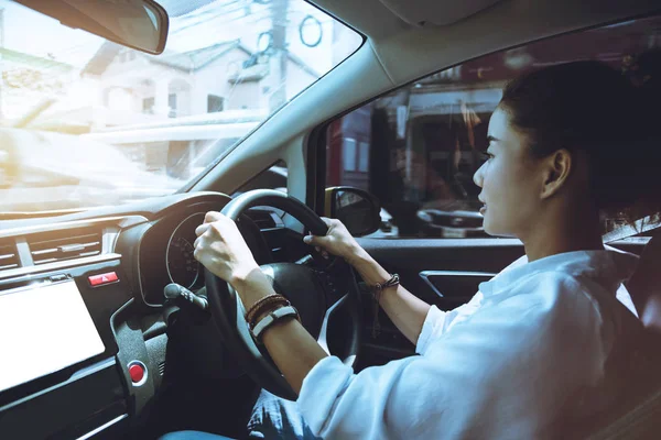妇女手牵着方向盘开车. 在假期里开车旅行可以放松一下。 驾驶汽车的技巧 — 图库照片