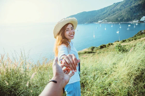 아시아 연인 커플 과 남성은 자연을 여행 한다. 여행 긴장풀어. 여름의 바다. 프롬프 곶, 타이 푸켓. — 스톡 사진