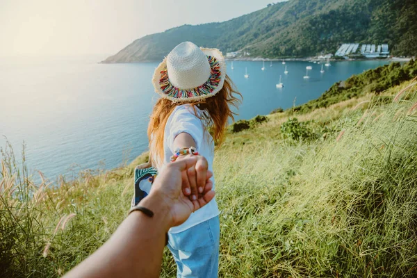 Azjatycki kochanek para kobieta i mężczyzna podróżują natura. Podróżuj spokojnie. Morze w lecie. Przylądek Promthep, Phuket Tajlandia. — Zdjęcie stockowe