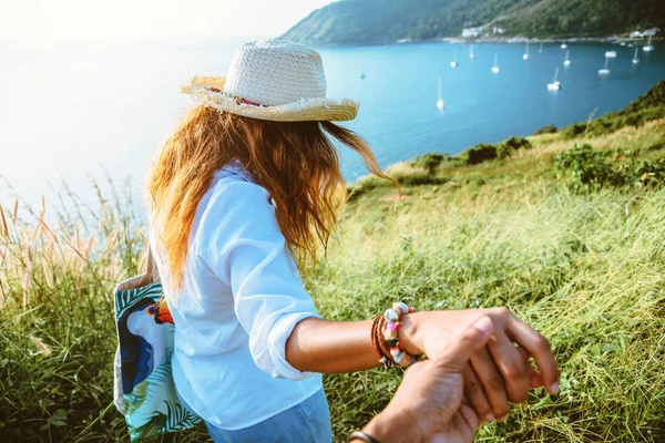 アジアの恋人カップルの女性と男性の旅行の性質。リラックスして夏の海。プロムテプ岬,プーケットタイ. — ストック写真