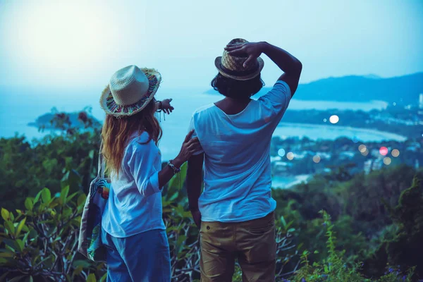 Mezza età Happy Romantic coppia di viaggio rilassarsi sulla spiaggia in vacanza e in piedi a guardare il tramonto. in estate — Foto Stock