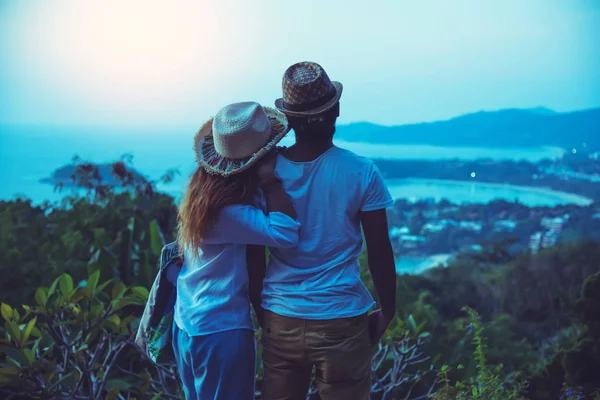 Mediana edad feliz pareja romántica de viaje relajarse en la playa en las vacaciones y de pie viendo la puesta de sol. en verano — Foto de Stock