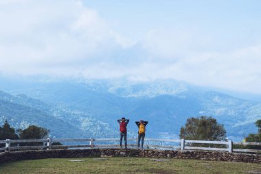 Çiftler Doi Pha Tang, Doi Inthanon Ulusal Parkı, Chom Thong, Chiang Mai, Tayland 'daki koyun çiftliğinde doğayı gezerler.