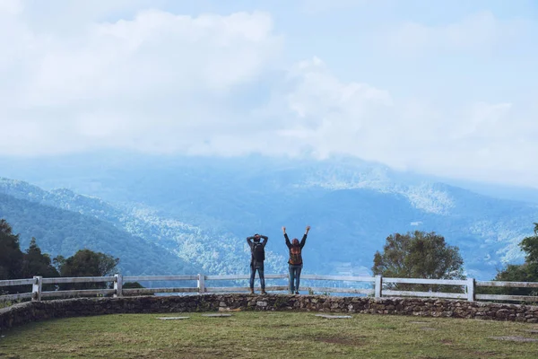 Çiftler Doi Pha Tang, Doi Inthanon Ulusal Parkı, Chom Thong, Chiang Mai, Tayland 'daki koyun çiftliğinde doğayı gezerler.
