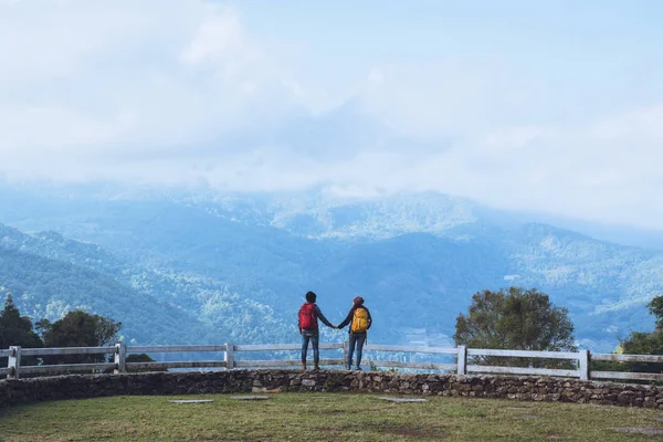 Çiftler Doi Pha Tang, Doi Inthanon Ulusal Parkı, Chom Thong, Chiang Mai, Tayland 'daki koyun çiftliğinde doğayı gezerler.