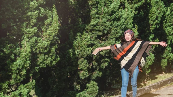 Asyalı kadın tatilde rahatlayın. Doğa seyahat ve Tayland dağlarda parkta defter bir not yazmak