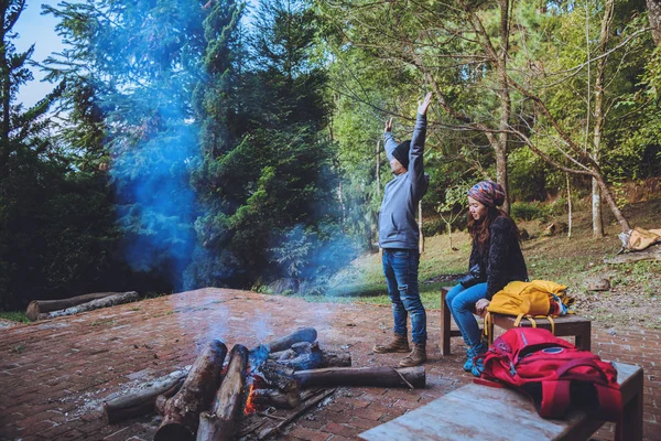 Casal viagem fotografia natureza nas montanhas relaxar no ho — Fotografia de Stock