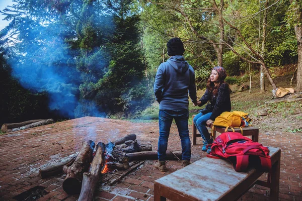 Paare fotografieren die Natur in den Bergen und entspannen sich im Urlaub. Romantik Liebhaber Lagerfeuer Winter — Stockfoto