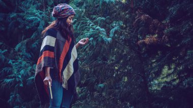 Genç kadın tatilde rahatlayın. Doğa seyahat ve bir not yazmak mutlu çam yaprağı güzelliğini görmek için. Doğa eğitimi.